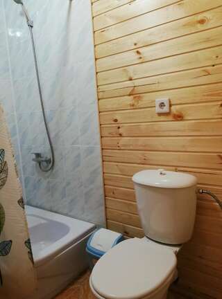 Гостевой дом Гостевой дом Олимп Пицунда Трехместный номер «Комфорт» с душем-3