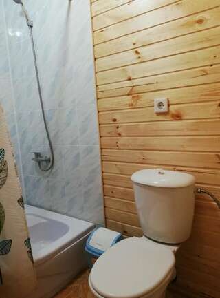 Гостевой дом Гостевой дом Олимп Пицунда Трехместный номер «Комфорт» с душем-33